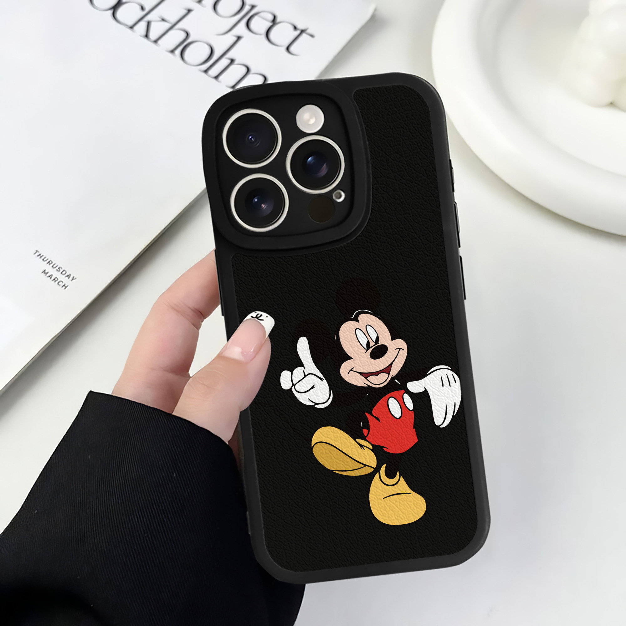 （画像用） ミッキーマウス Mickey Mouse 【iPhone 16シリーズ対応】シリコンスマホケース（レザー調） 材質：シリコン